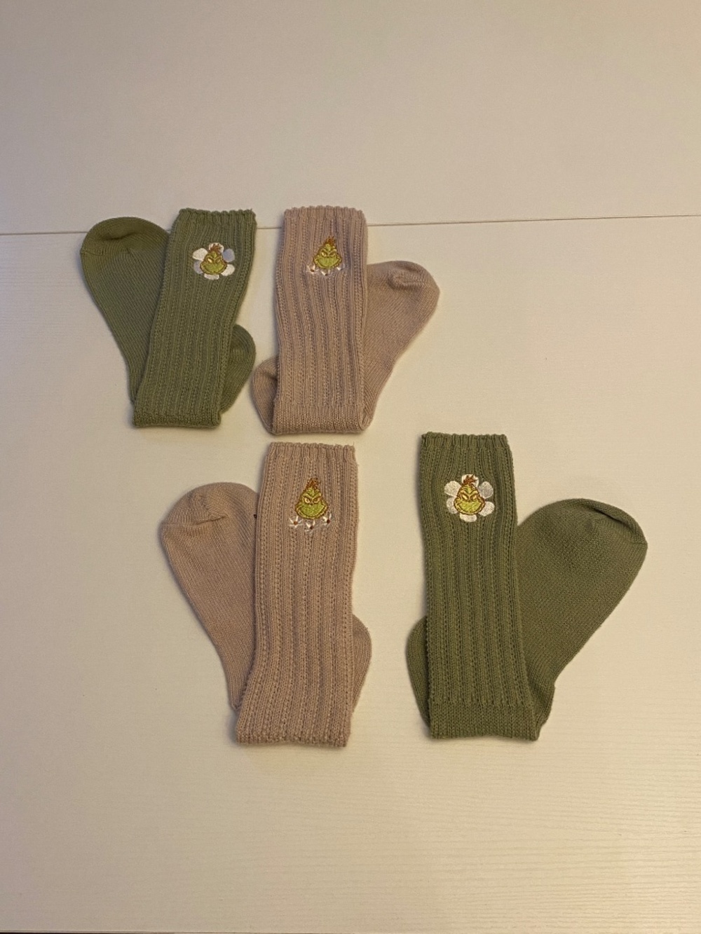 Dr. Seuss The Grinch Embroidered Ribbed Crew Socks Set 2 Pairs Women’s O/S